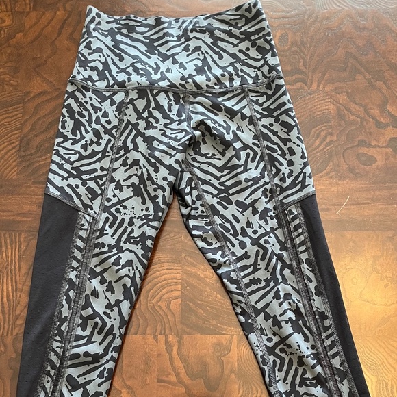 🔥 Lululemon Mesh Panel Cropped Leggings Full-On Luxtreme- 21.5” Inseam- Size 2 - Picture 5 of 9